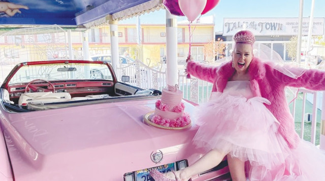 הכלה שהתחתנה עם הצבע הוורוד (צילום: KITTEN KAY SERA)