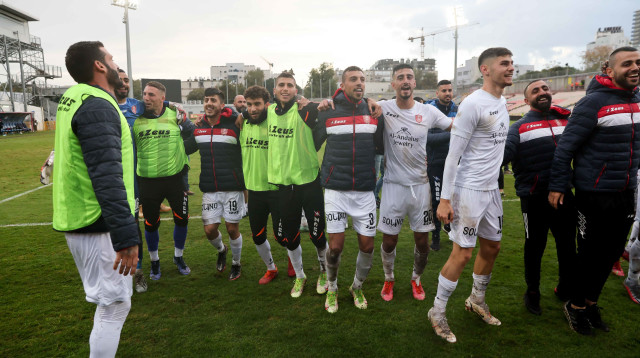 שחקני הפועל אום אל פאחם (צילום: לירון מולדובן)