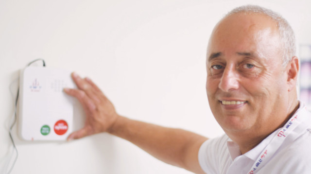 מתנדב יד שרה מתקין לחצן (צילום: "יד שרה")