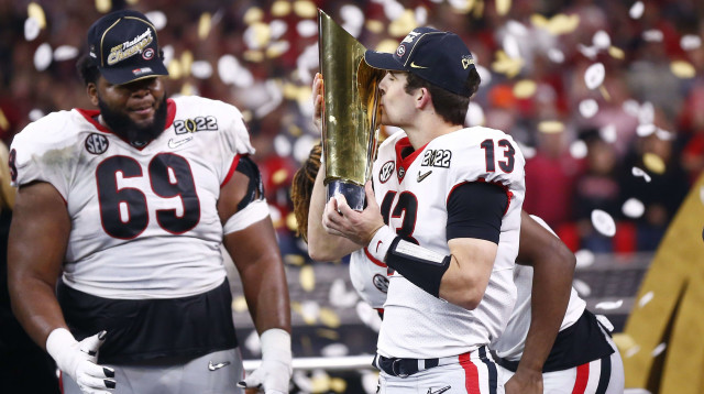 כמה זמן הם חיכו לזה. סטטסון בנט מג'ורג'יה עם הגביע הנכסף (צילום: GettyImages, Jeffrey Brown)