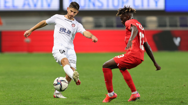 רועי שוקרני שחקן הפועל נוף הגליל מול מונטרי קמאהני שחקן מ.ס. אשדוד (צילום: לירון מולדובן)