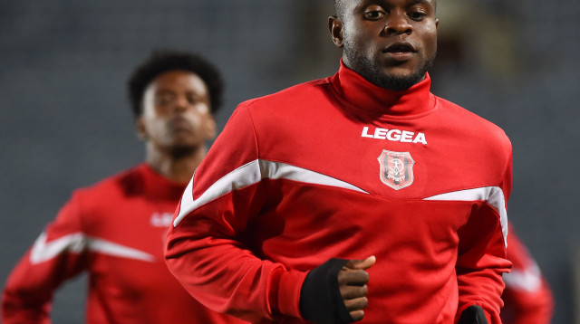 וויליאם אגאדה שחקן הפועל ירושלים בחימום (צילום: ברני ארדוב)