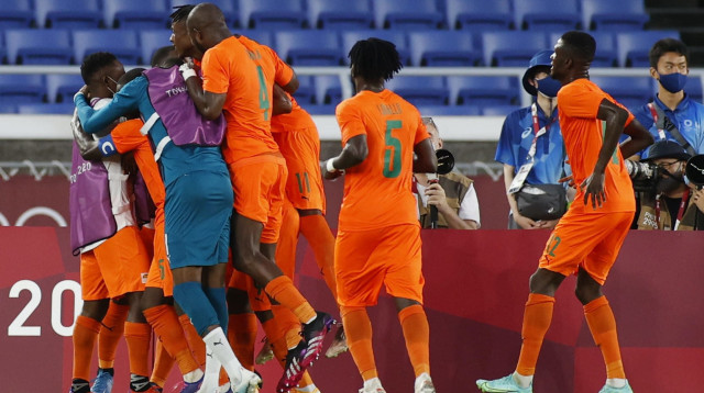 שחקני נבחרת חוף השנהב חוגגים (צילום: רויטרס)