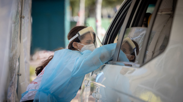 מתחם בדיקות קורונה בירושלים (צילום: יונתן זינדל, פלאש 90)