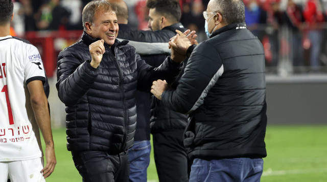 היה קרוב להדחה, אבל עלה לרבע הגמר. אלישע לוי חוגג (צילום: לילך וייס)