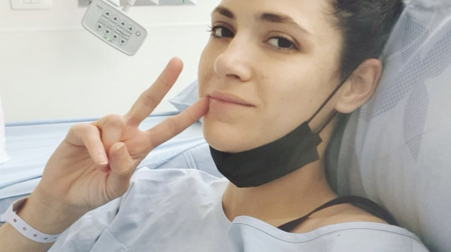 מיטל גל סוויסה במיטת בית החולים  (צילום: צילום מסך אינסטגרם)