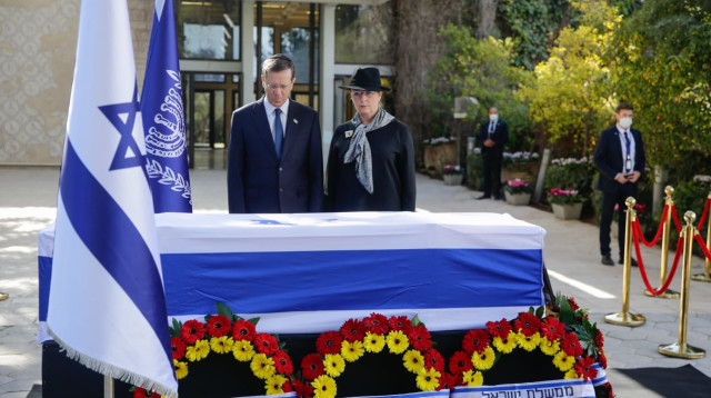 יצחק הרצוג ורעייתו מיכל מול ארונה של אורה הרצוג בבית הנשיא (צילום: שלו שלום/TPS)