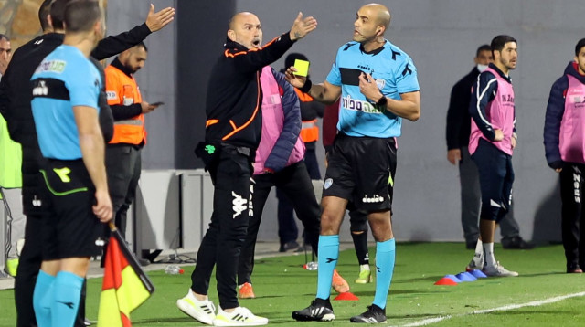 מאמן הפועל אום אל פאחם מוטי איוניר עם השופט דניאל בר נתן (צילום: לילך וייס)