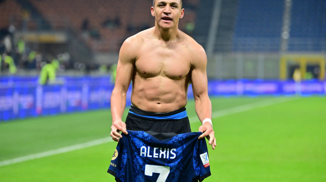 אלכסיס סאנצ'ס, שחקן אינטר, אחרי שער הניצחון בסופרקופה האיטלקי (צילום: רויטרס)