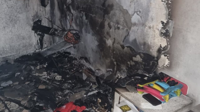 הדירה שעלתה באש בקריית מלאכי (צילום: דוברות כיבוי והצלה)