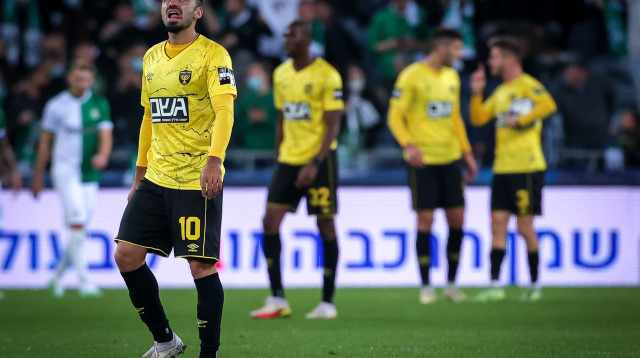 לא מצליח לסחוב לבד את העגלה. מיכאל אוחנה אמש (צילום: מאור אלקסלסי)