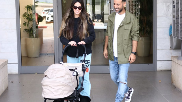 דודו אהרון ונטלי לוי מטיילים עם התינוקת (צילום: אור גפן)