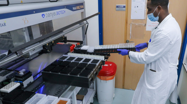 מעבדת קורונה  (צילום: מרק ישראל סלם)