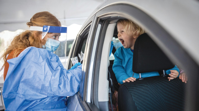 בדיקת קורונה  (צילום: יונתן זינדל, פלאש 90)