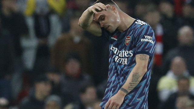 השאיר את חבריו בעשרה שחקנים, שוב. ג'אקה (צילום: רויטרס)