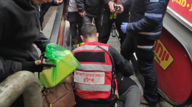 מרגעי חילוץ האישה בעיר לוד (צילום: תיעוד מבצעי כבאות והצלה)