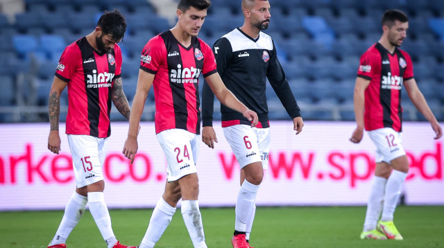 גל אראל, לירן סרדל, חנן ממן שחקני הפועל חיפה מאוכזבים (צילום: מאור אלקסלסי)