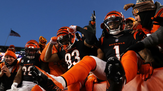 טיילר בויד, ג'ו מיקסון, ג'מאר צ'ייס חוגגים טאצ'דאון של סינסינטי בנגאלס (צילום: GettyImages, Dylan Buell)