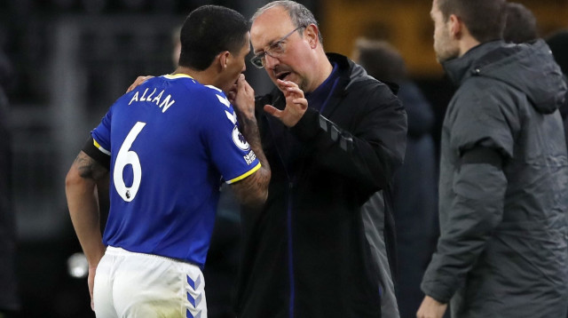 לא מעט סיבות לדאגה. רפא בניטס עם אלאן (צילום: רויטרס)