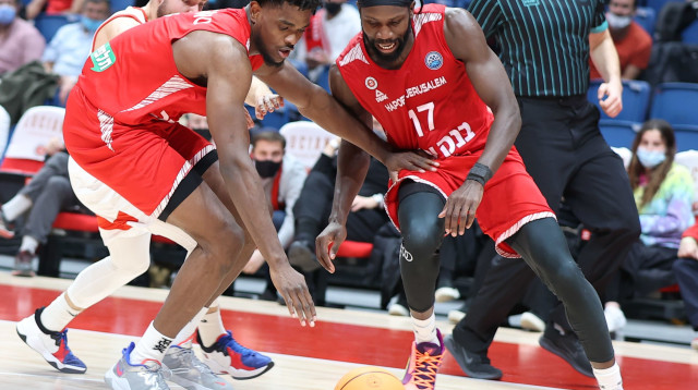 שחקן הפועל ירושלים סולימאן בריימו עם ג'ון אגבונו (צילום: דני מרון)