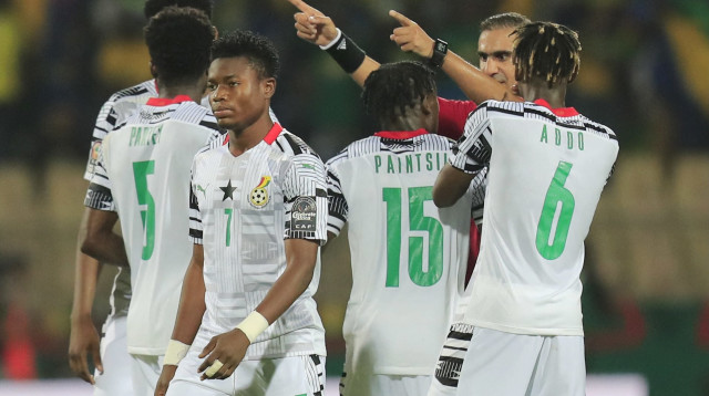 שחקני נבחרת גאנה מתווכחים עם השופט (צילום: רויטרס)