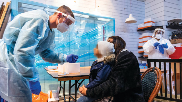 בדיקת קורונה לילדים (צילום: אוליבייה פיטוסי, פלאש 90)