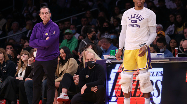 מאמן לוס אנג'לס לייקרס פרנק ווגל עם ראסל ווסטברוק (צילום: GettyImages, Harry How)