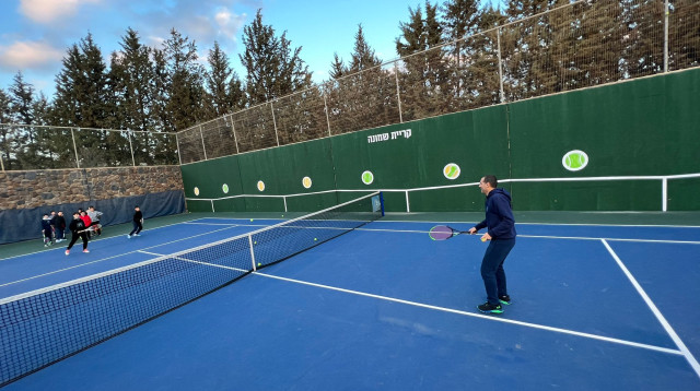 אנדי רם חונך תכנית טניס בעיר קרית שמונה (צילום: שוקי רחמן)