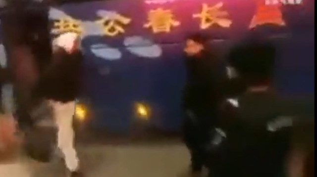 סוני ווימס מותקף על ידי אוהדים בסין (צילום: צילום מסך, טוויטר)