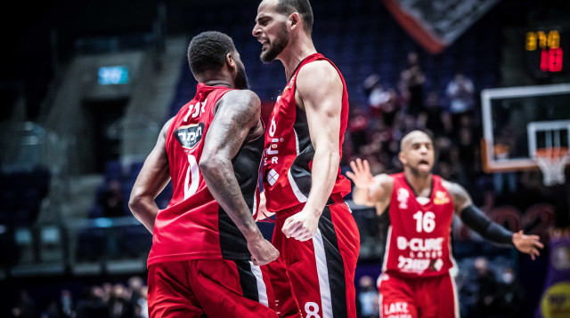 שחקן הפועל חיפה עמית שמחון עם קאדים אלן (צילום: ברני ארדוב)