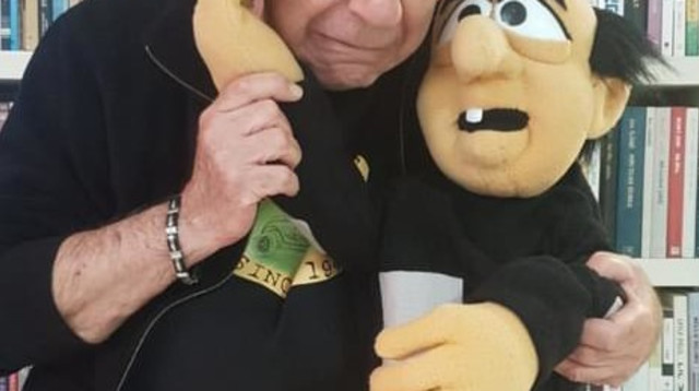 איציק סיידוף עם בובת גרגמל המיתולוגית (צילום: פרטי)