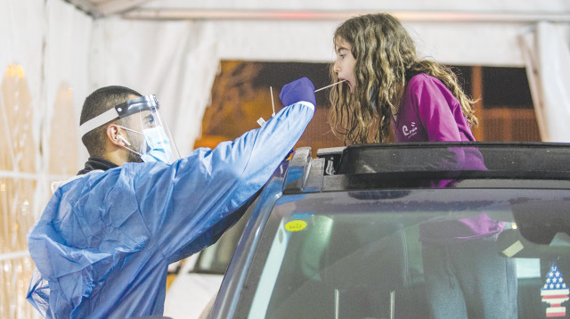 ילדה עושה בדיקת קורונה  (צילום: יוסי אלוני)