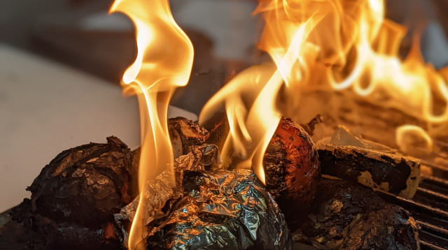 אש ותרות עשן בשיעור צליה. בה"ס בישולים (צילום: אסנת גואטה)