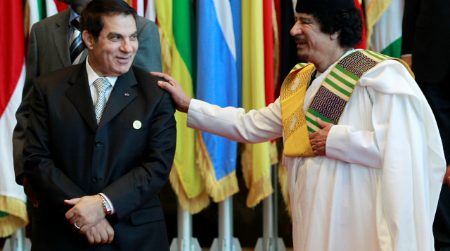 בן עלי (משמאל) עם קדאפי (צילום: רויטרס)