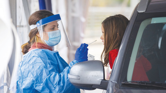 בדיקות קורונה לילדים (צילום: אוליבייה פיטוסי, פלאש 90)
