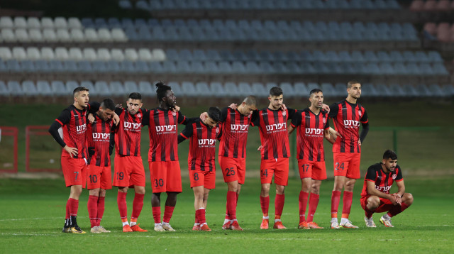 שחקני הפועל אדומים אשדוד (צילום: לירון מולדובן)