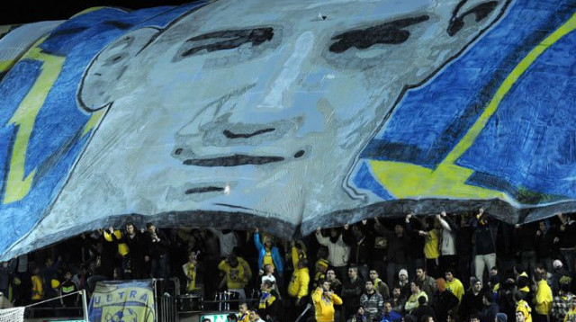 אוהדי מכבי תל אביב מניפים דגל לציון 10 שנים לפגיעתו של מני לוי (צילום: ברני ארדוב)