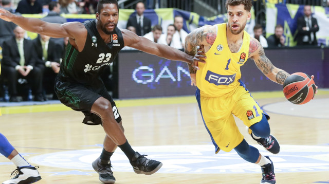 שוב נפגשים. דגלאס מול ווילבקין (צילום: דני מרון)