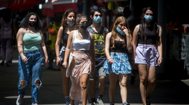 נשים ברחוב עוטות מסכה (צילום: מרים אלסטר, פלאש 90)