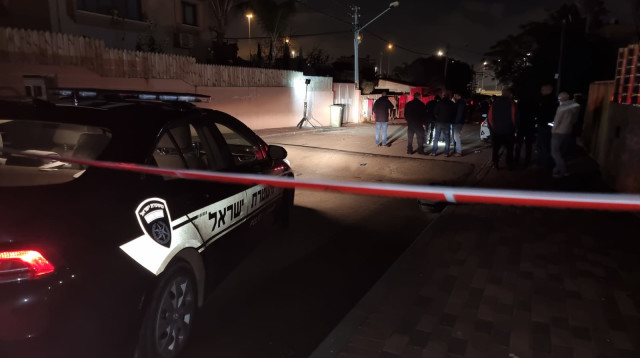 ניידת משטרה בזירה ברמלה (צילום: דוברות המשטרה)