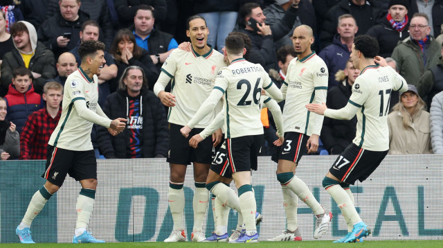 שערו ה-12 בפרמיירליג במדי ליברפול. ואן דייק ושחקני ליברפול חוגגים (צילום: רויטרס)