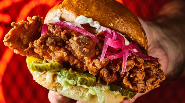 הכי פריך שתוכלו לדמיין. לאקי צ'יקן (צילום: גיל אבירם)