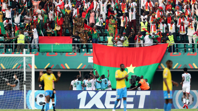 שחקני נבחרת בורקינה פאסו חוגגים עם אוהדיהם (צילום: רויטרס)