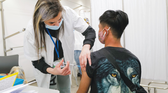 חיסון נגד הקורונה (צילום: מיכאל גלעדי, פלאש 90)