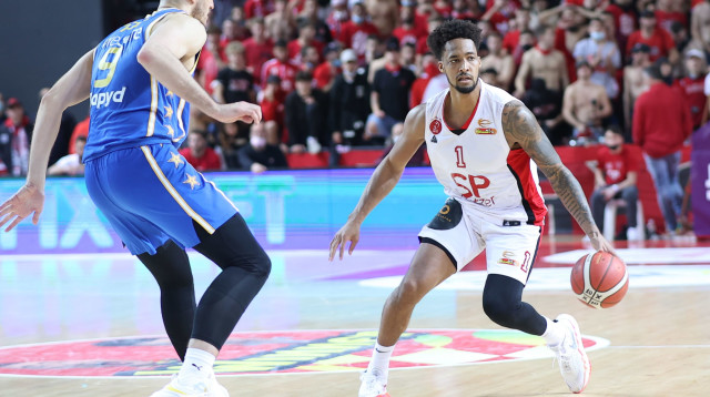 שחקן הפועל תל אביב ג'יי. פי טוקוטו מול שחקן מכבי תל אביב רומן סורקין (צילום: דני מרון)