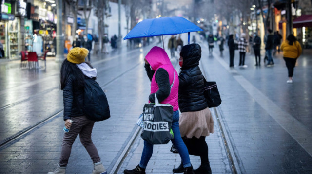 חורף, קור, אנשים עם מטריות בגשם (צילום: יונתן זינדל, פלאש 90)