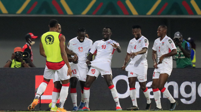 ההיסטוריה נמשכת. שחקני גמביה חוגגים (צילום: רויטרס)