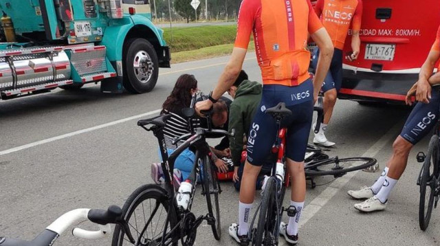 אגאן ברנאל רוכב אופניים לאחר התנגשות באוטובוס חונה (צילום: צילום מסך, מתוך טוויטר)