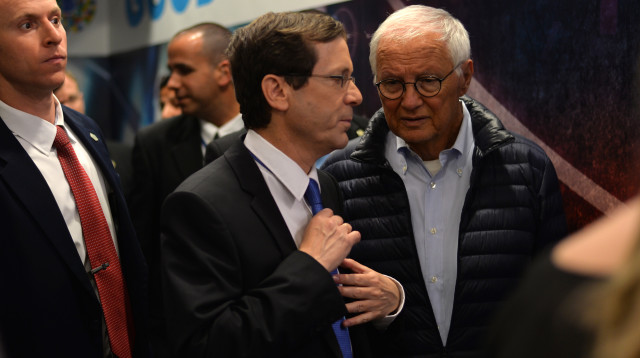 ראובן אדלר (מימין), יצחק (בוז'י) הרצוג (צילום: קובי גדעון, לע"מ)