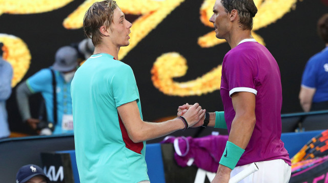 טניסאי קנדי דניס שפובאלוב עם טניסאי ספרדי רפאל נדאל (צילום: GettyImages, AARON FRANCIS)